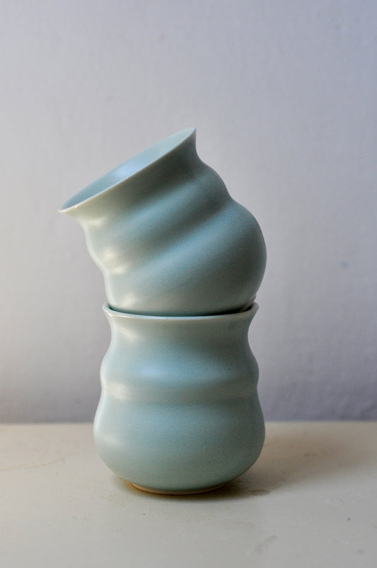 כוס עגלגלה מפורצלן בעבודת יד