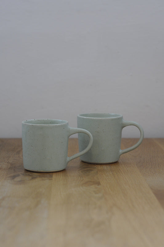 זוג כוסות מקרמיקה גדולות בעבודת יד