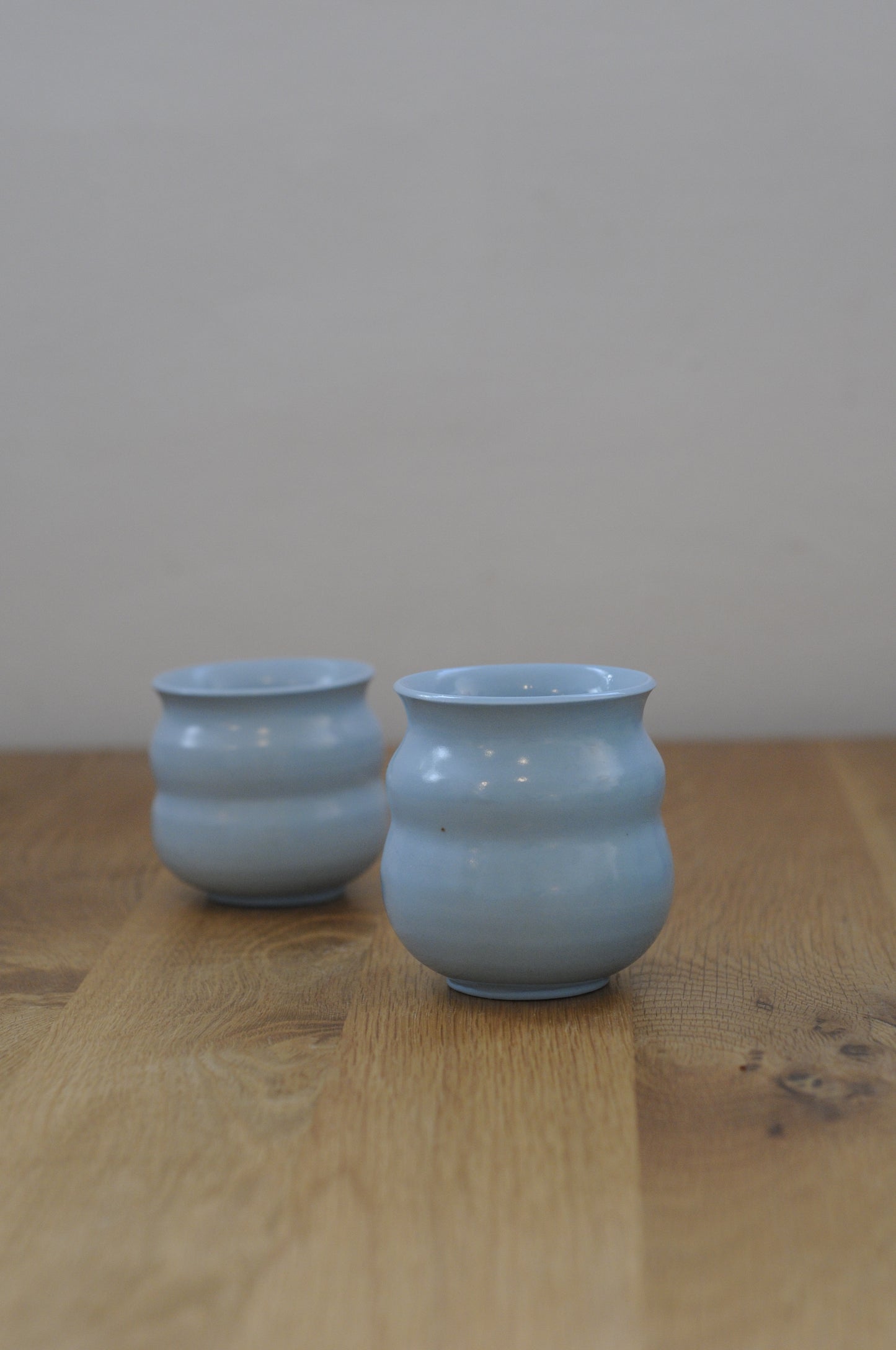 כוס עגלגלה מפורצלן כחול בעבודת יד