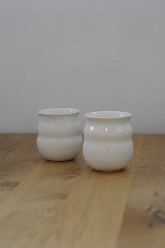 כוס עגלגלה מפורצלן בעבודת יד