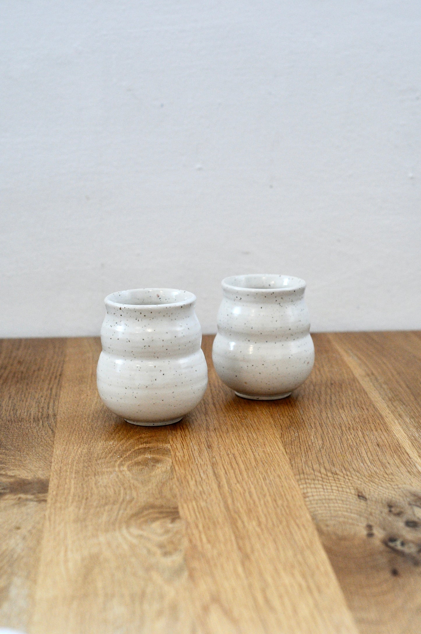 כוס עגלגלה מקרמיקה בעבודת יד