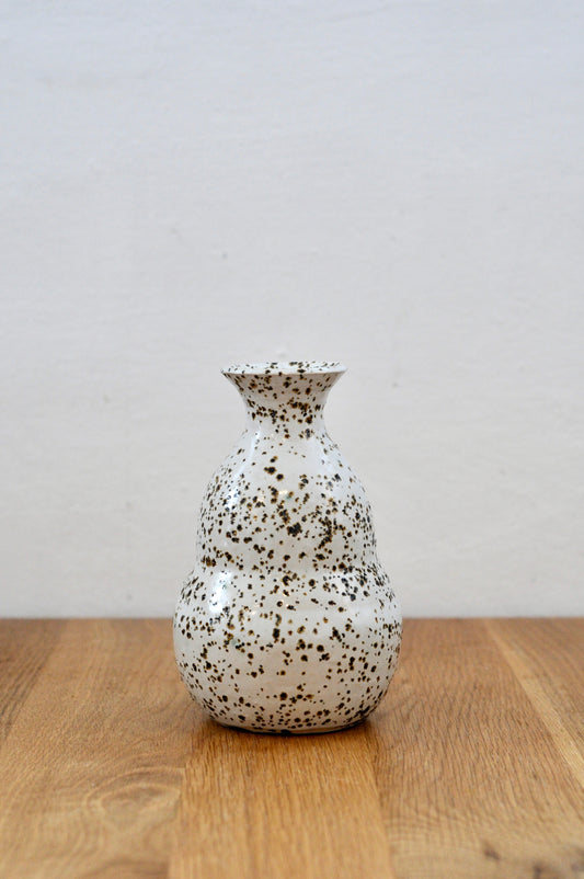 ואזה עם בזלת טחונה