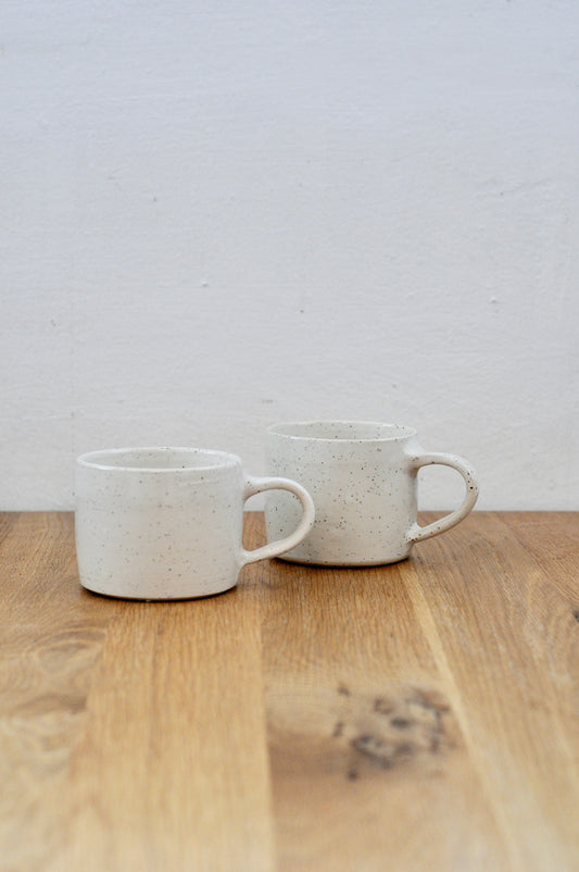 זוג כוסות מקרמיקה גדולות ולבנות בעבודת יד