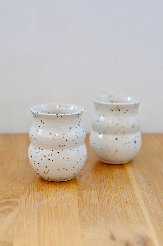 כוס מקרמיקה מנוקדת בבזלת טחונה