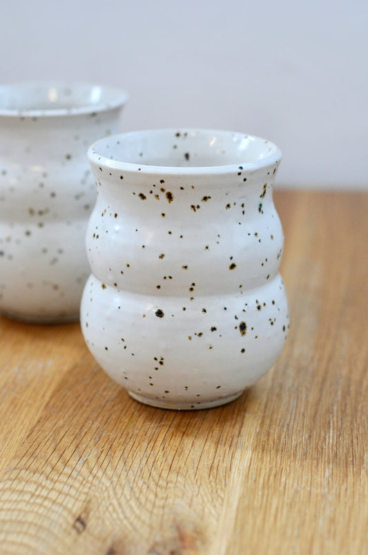 כוס מקרמיקה מנוקדת בבזלת טחונה