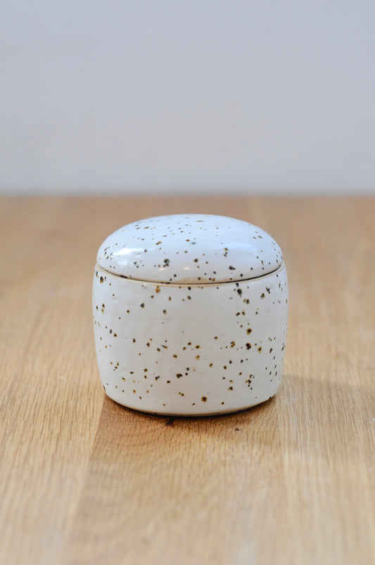 קופסה מקרמיקה מנוקדת בבזלת