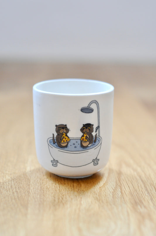 כוס עם דקאל של לוטרות אוכלות פיצה