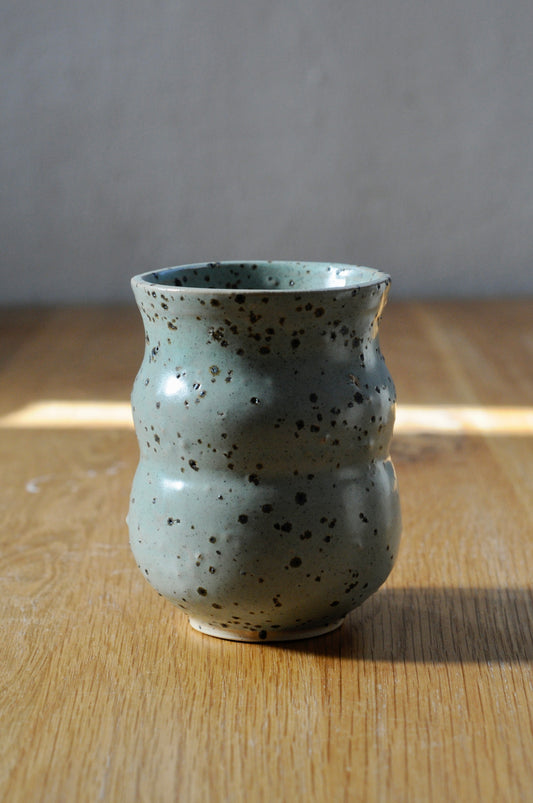 כוס מקרמיקה מנוקדת בבזלת טחונה - כחול