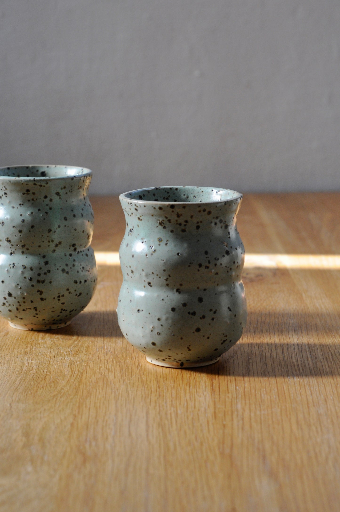 כוס מקרמיקה מנוקדת בבזלת טחונה - כחול