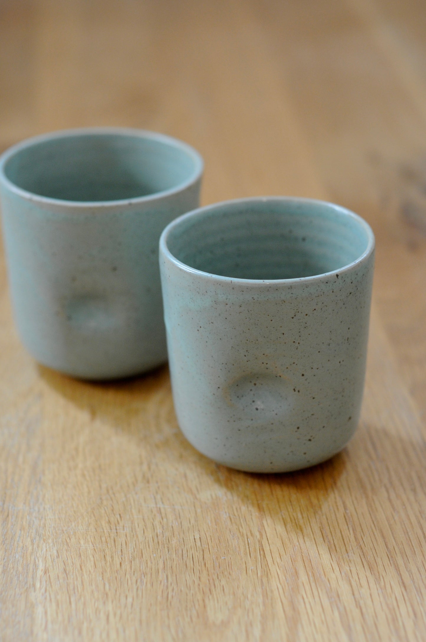 כוס עם מקום לאצבע כחולה מקרמיקה בעבודת יד