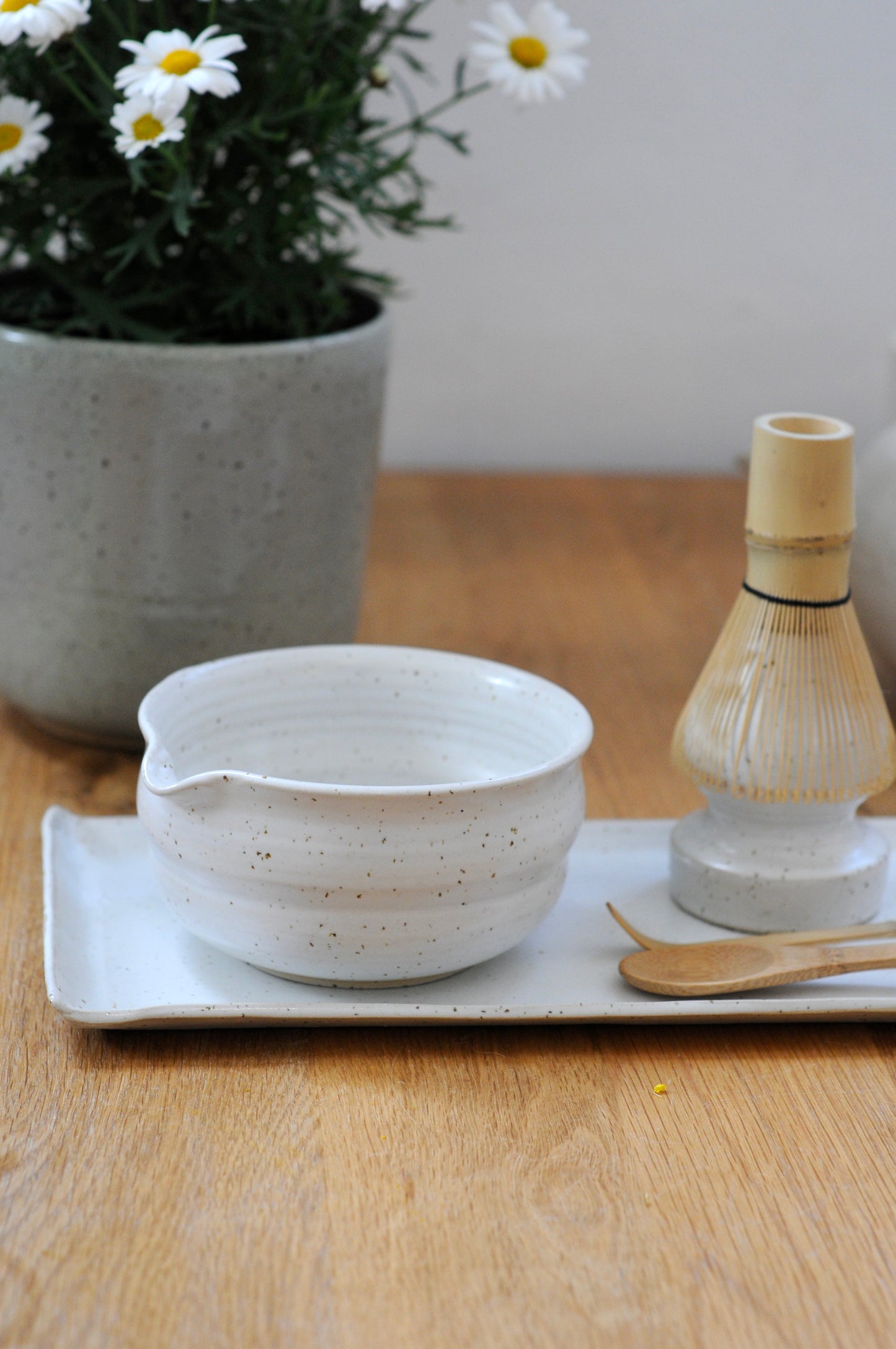 קערת מאצ׳ה לבנה מקרמיקה בעבודת יד, סט למאצ׳ה