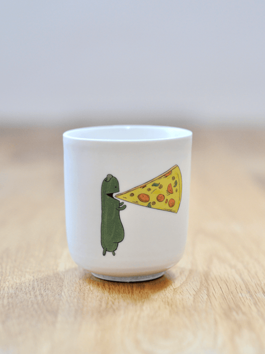 כוס עם דקאל רבטוס וקאמבר אוכלים פיצה