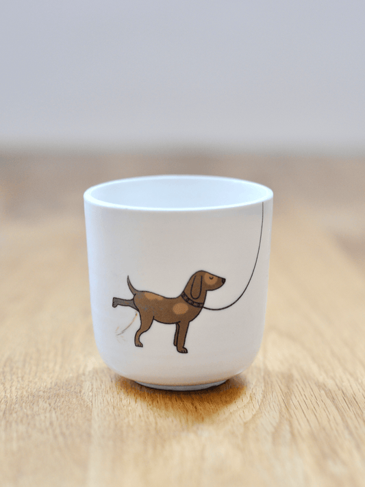 כוס עם דקאל כלב בטיול