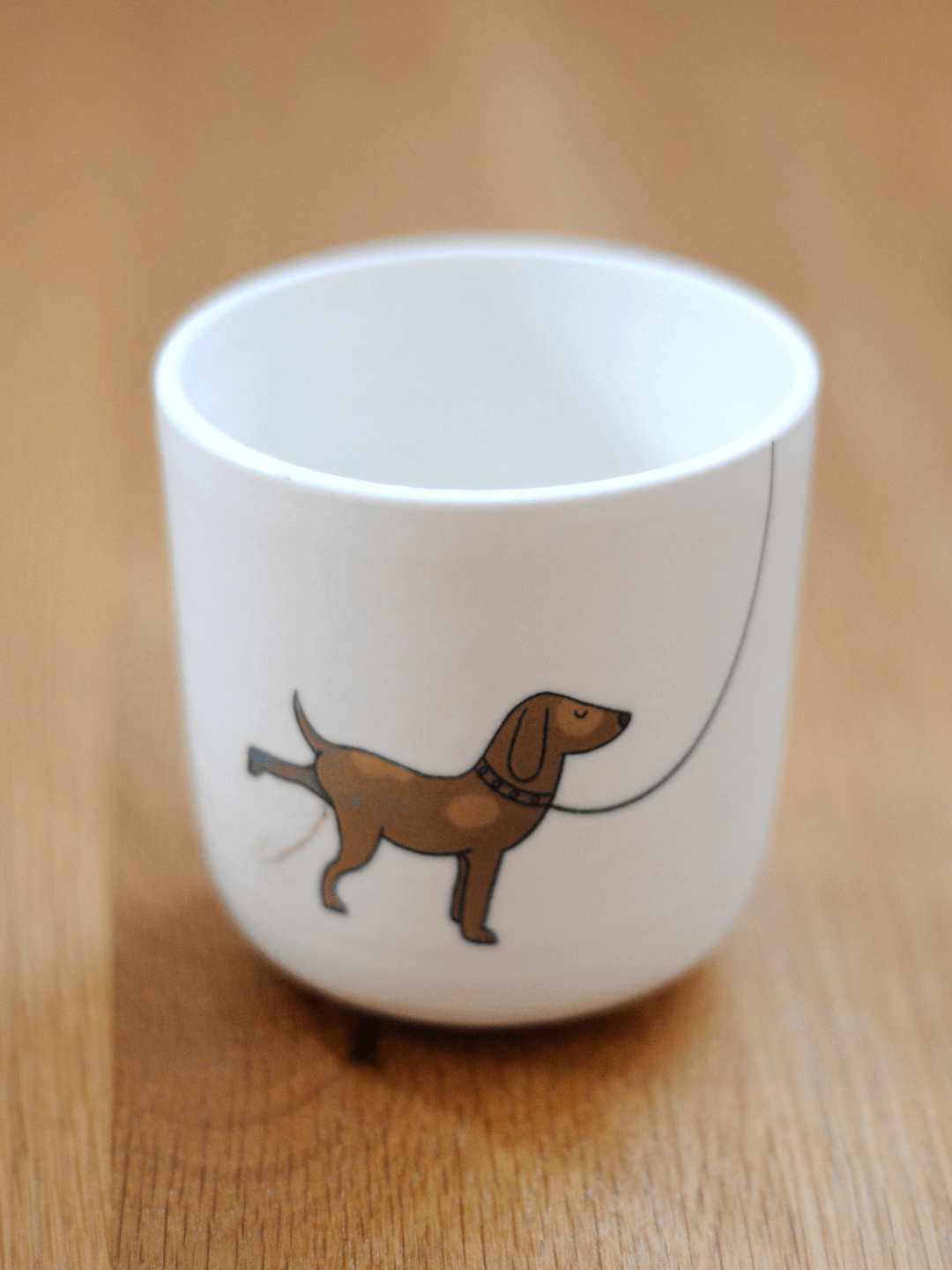 כוס עם דקאל כלב בטיול