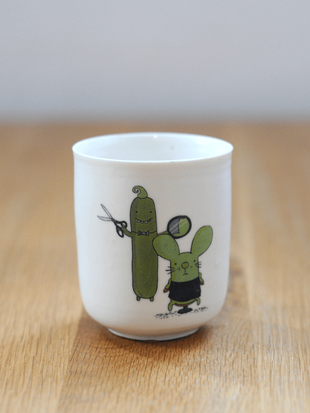 כוס עם דקאל של רבטוס וקאמבר הולכים למספרה