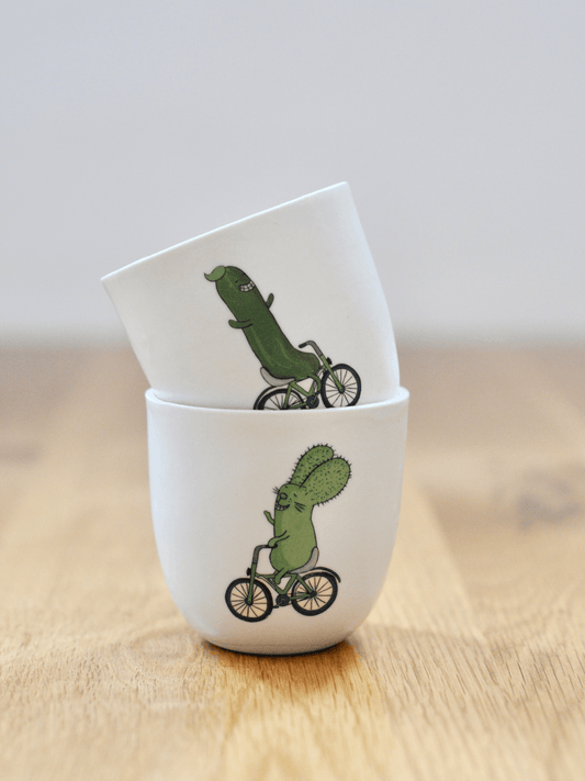 כוס עם דקאל רבטוס וקאמבר על אופניים