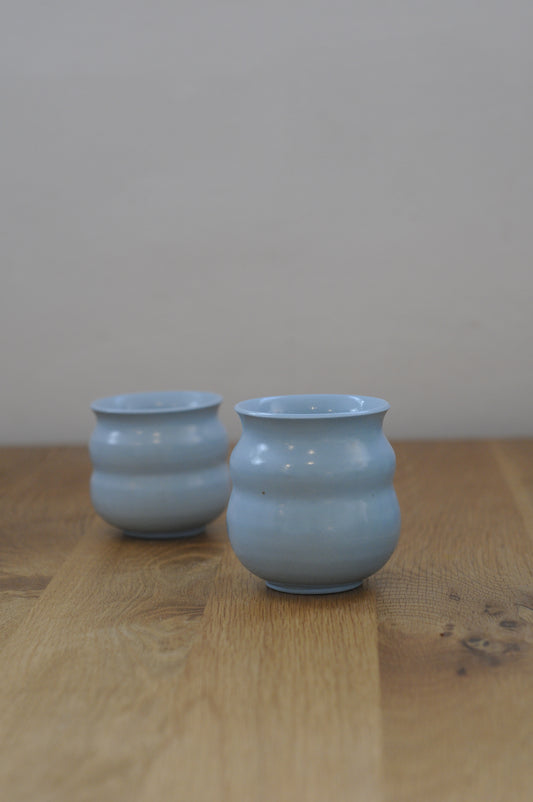 כוס עגלגלה מפורצלן כחול בעבודת יד