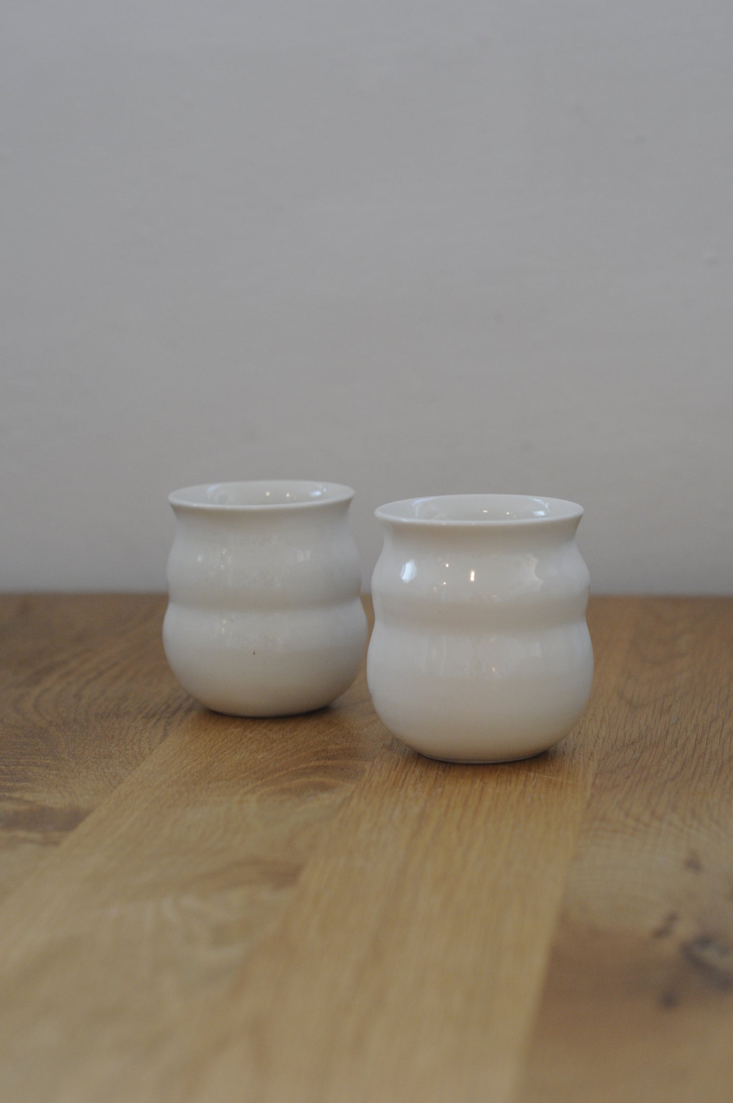 כוס עגלגלה מפורצלן בעבודת יד