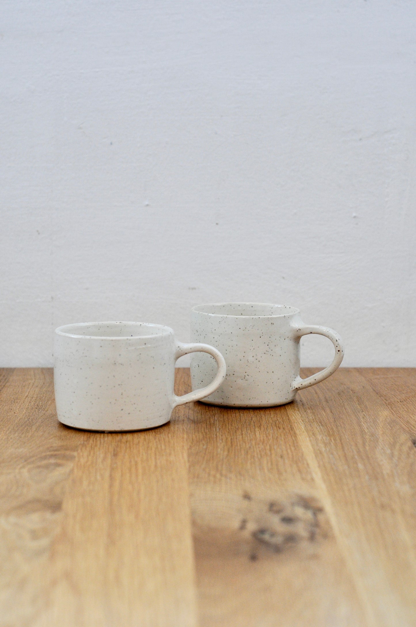 זוג כוסות מקרמיקה גדולות ולבנות בעבודת יד