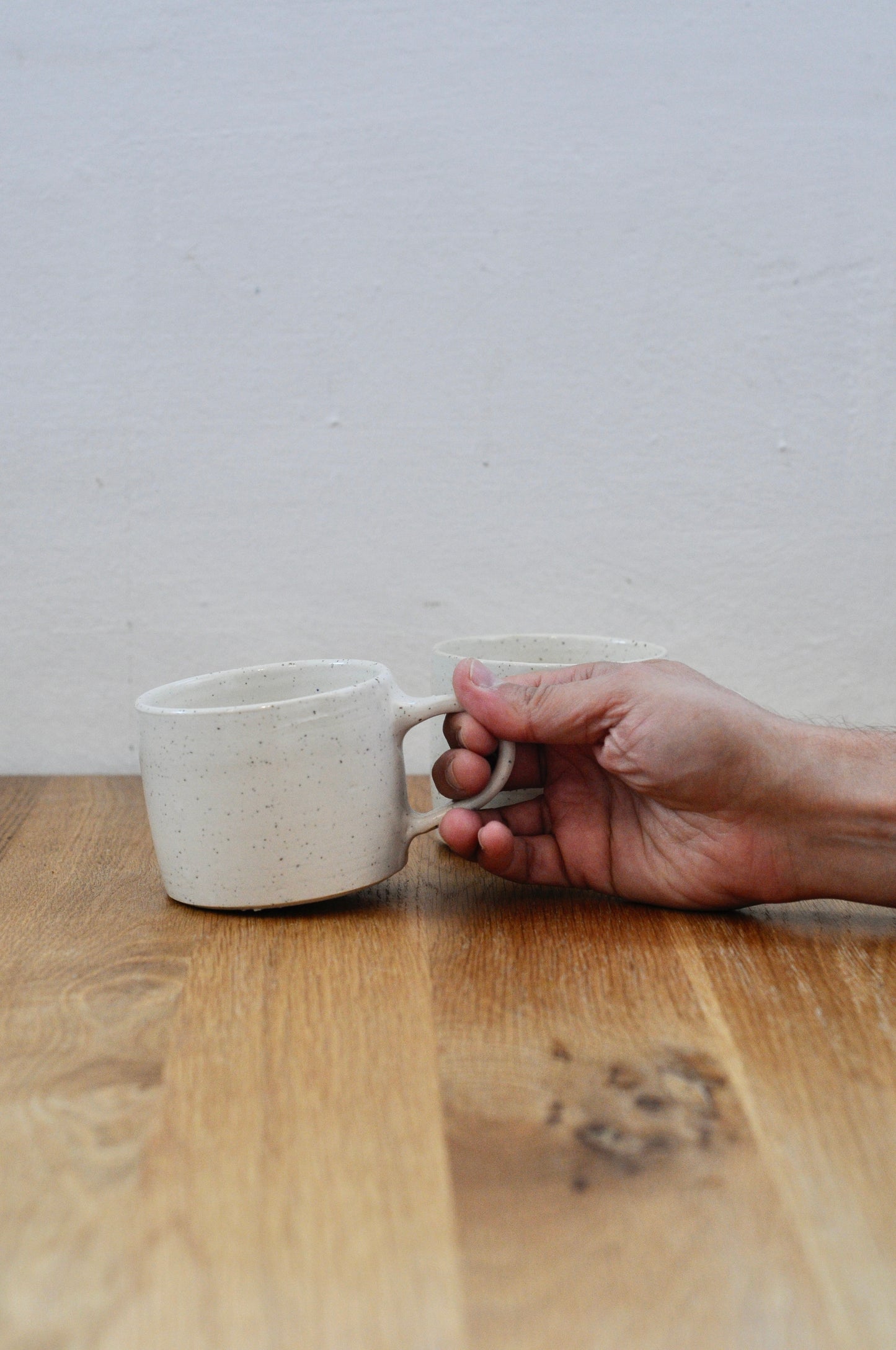 זוג כוסות מקרמיקה גדולות ולבנות בעבודת יד