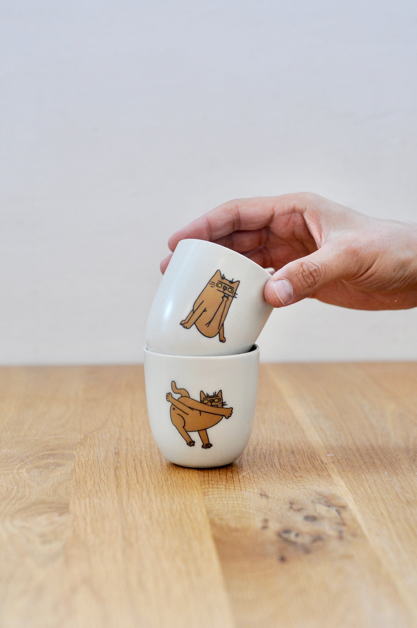 כוס עם דקאל של חתול שיתוף פעולה עם מיקי מוטס