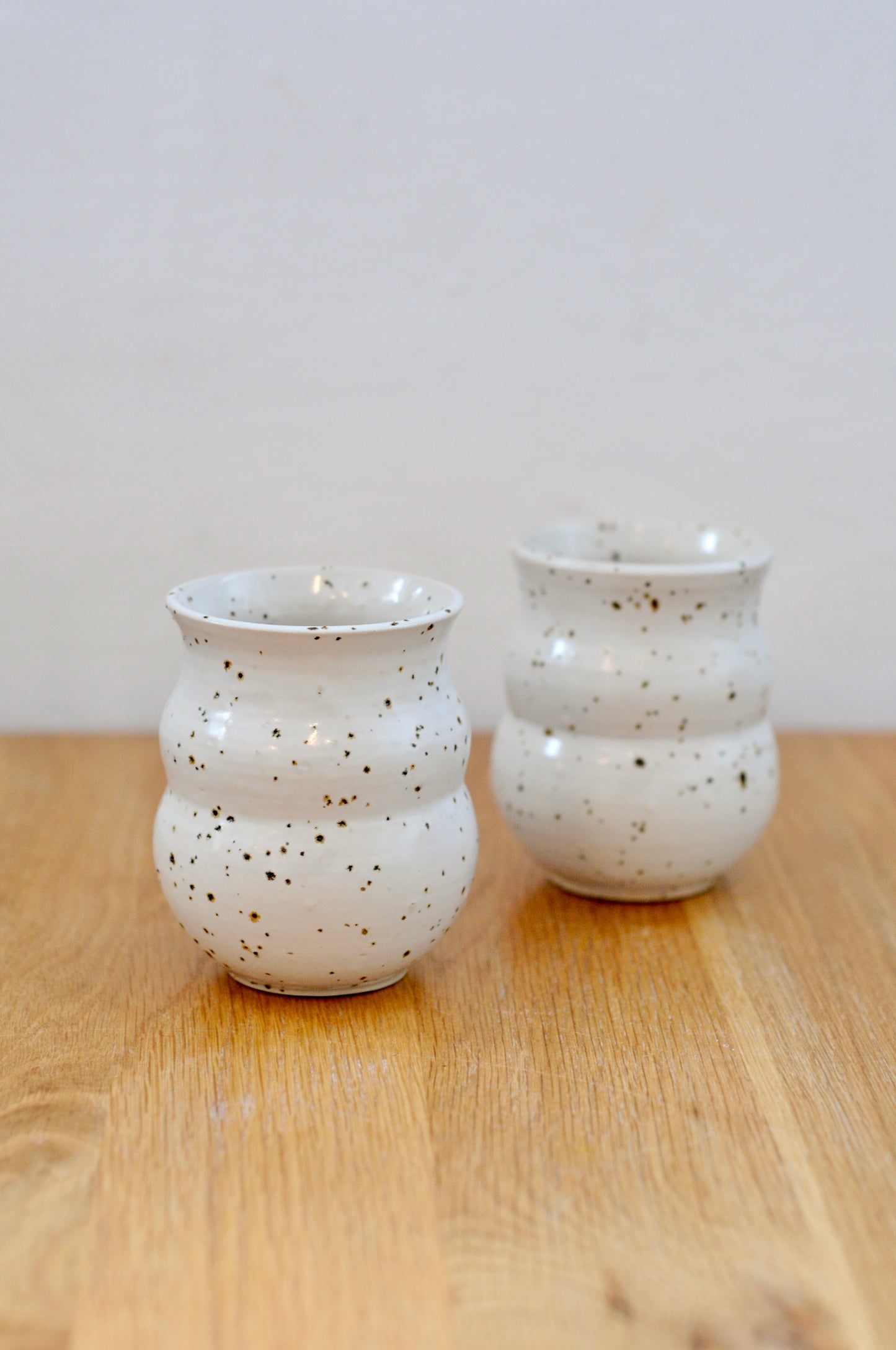 כוס מקרמיקה מנוקדת בבזלת טחונה