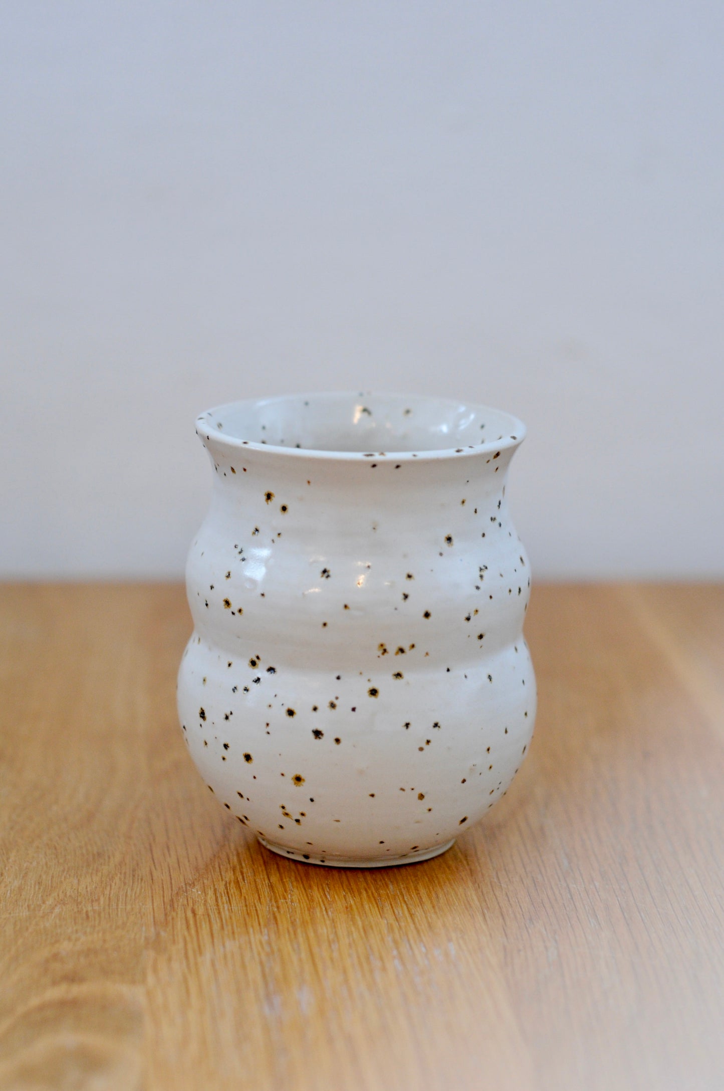 כוס מקרמיקה מנוקדת בבזלת טחונה