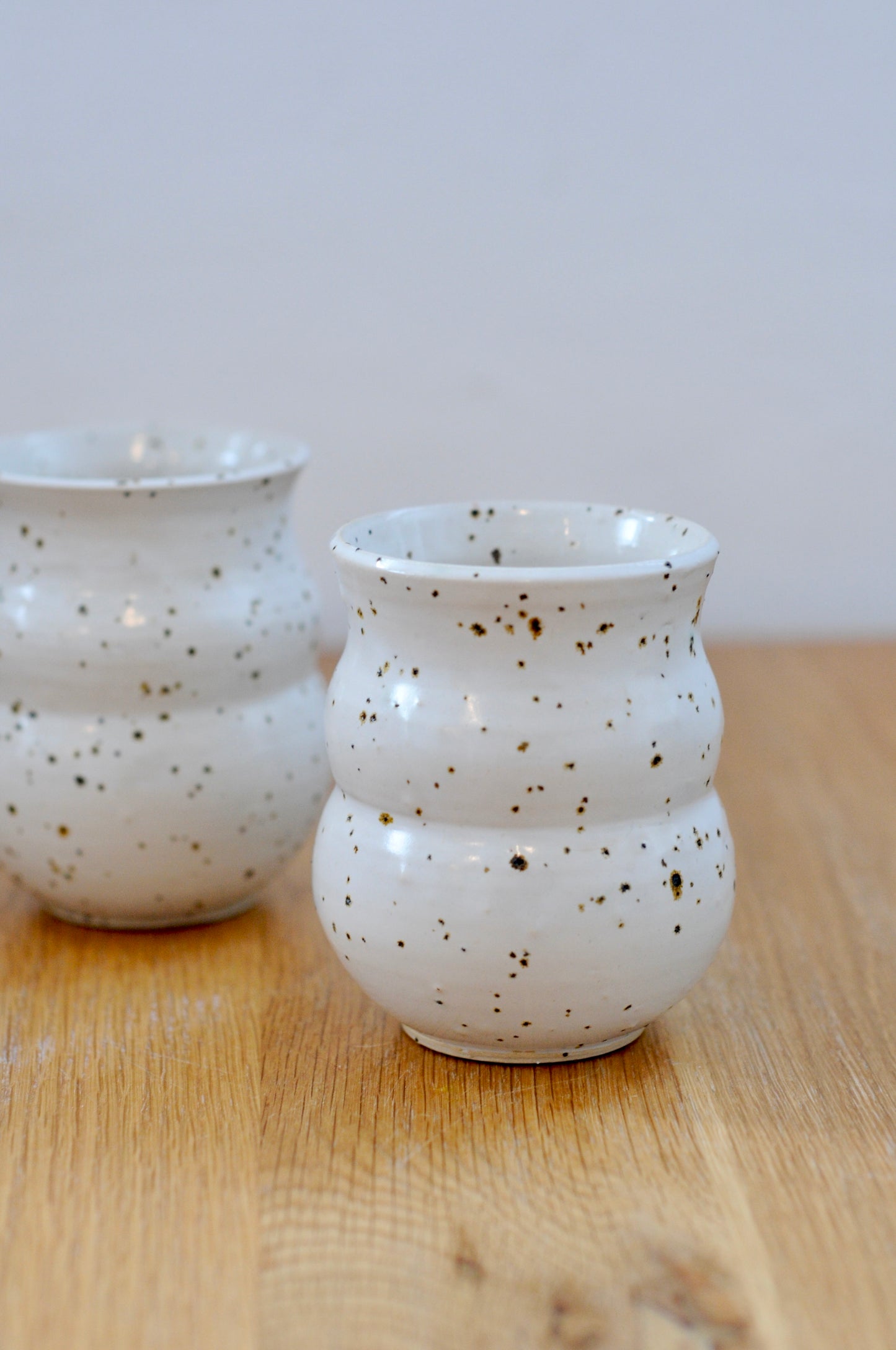 כוס מקרמיקה מנוקדת בבזלת טחונה