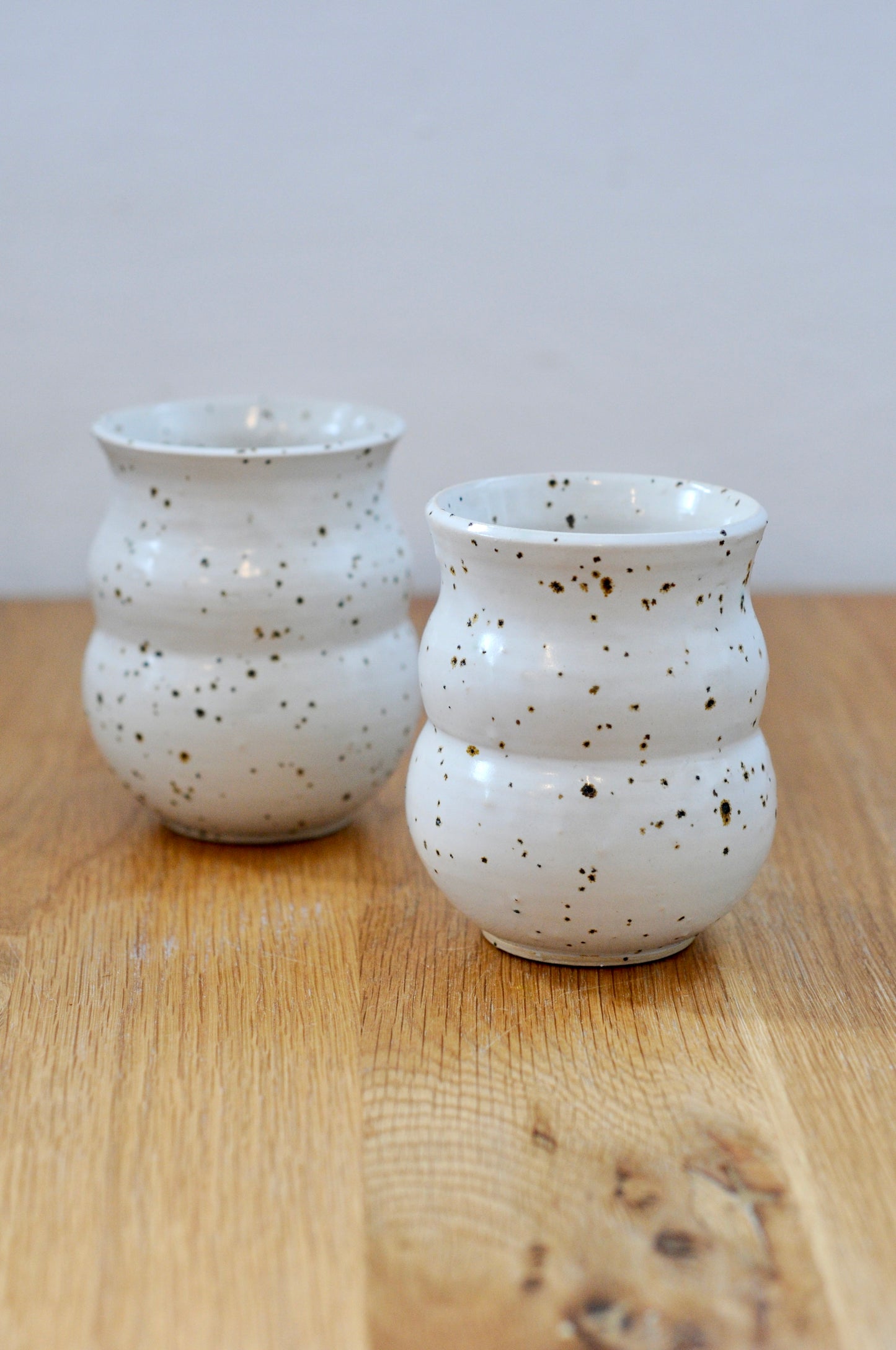 כוס מקרמיקה מנוקדת בבזלת טחונה