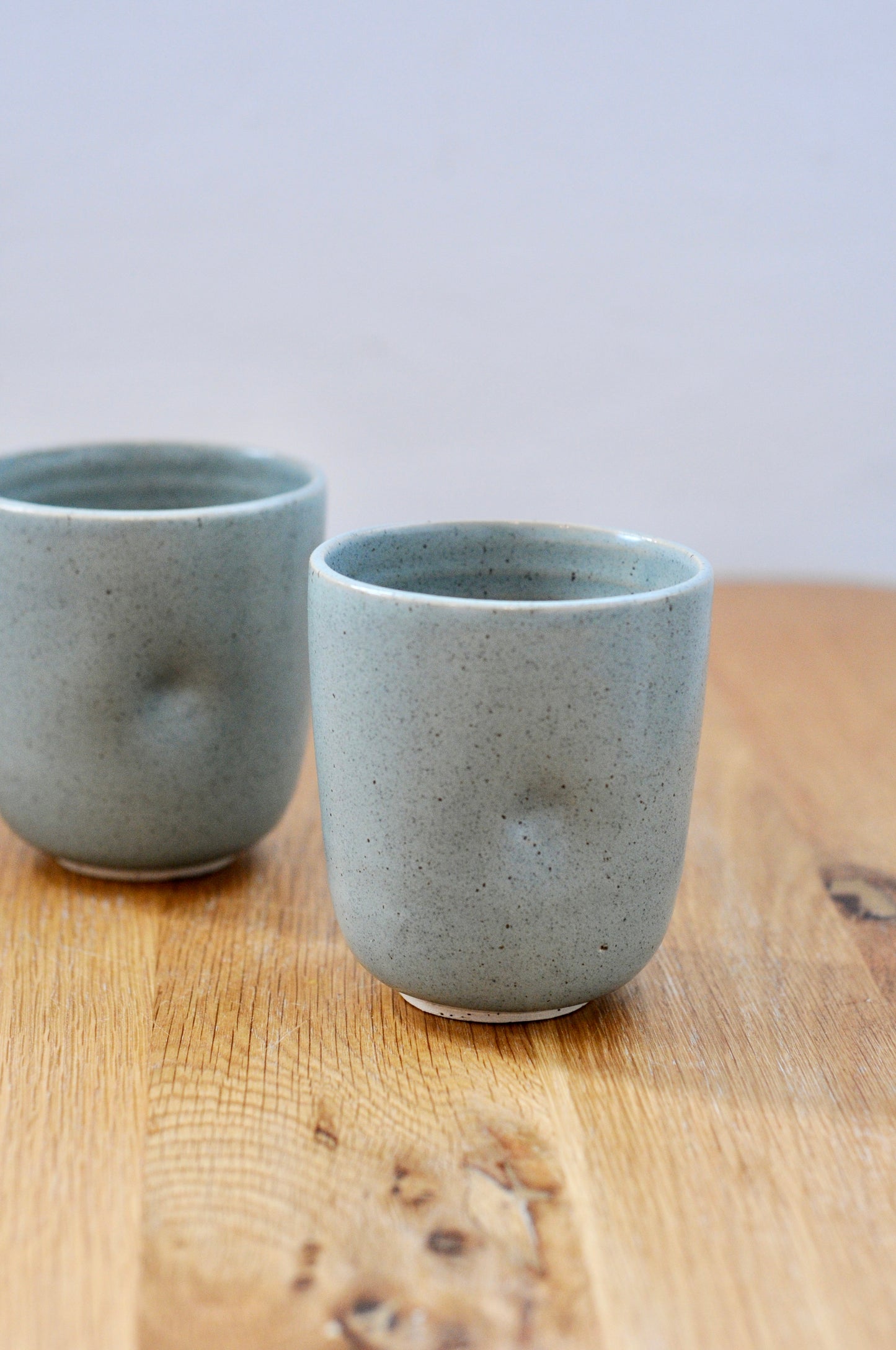 כוס עם מקום לאצבע כחולה מקרמיקה בעבודת יד