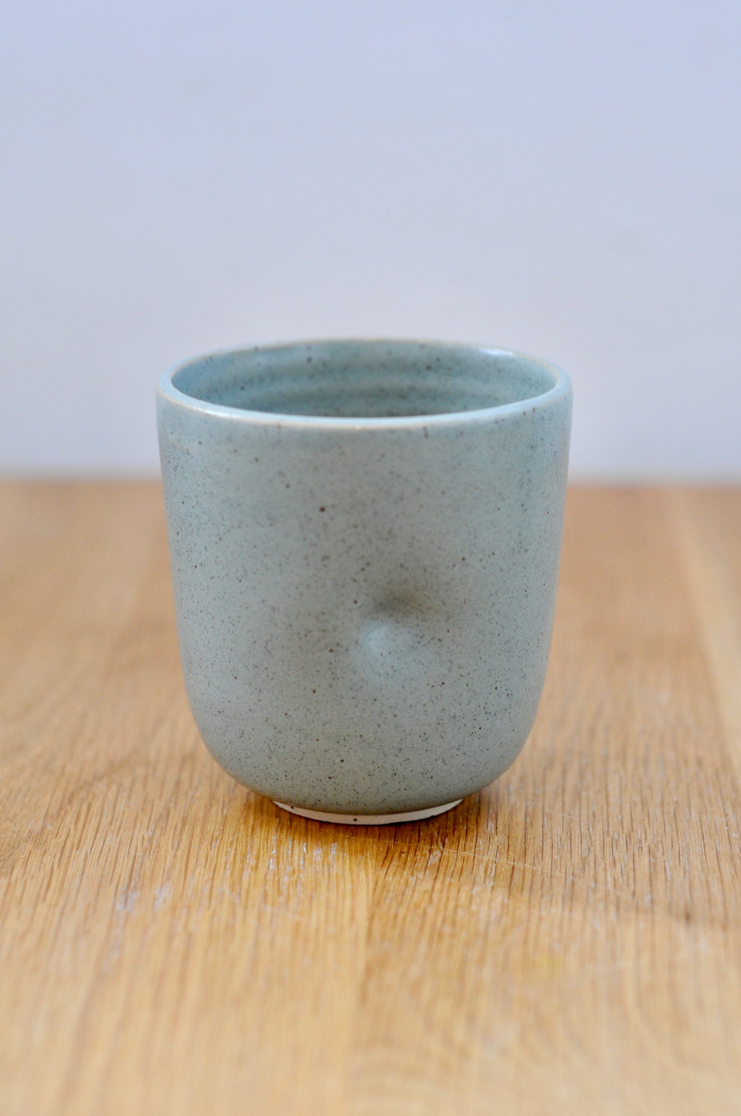 כוס עם מקום לאצבע כחולה מקרמיקה בעבודת יד