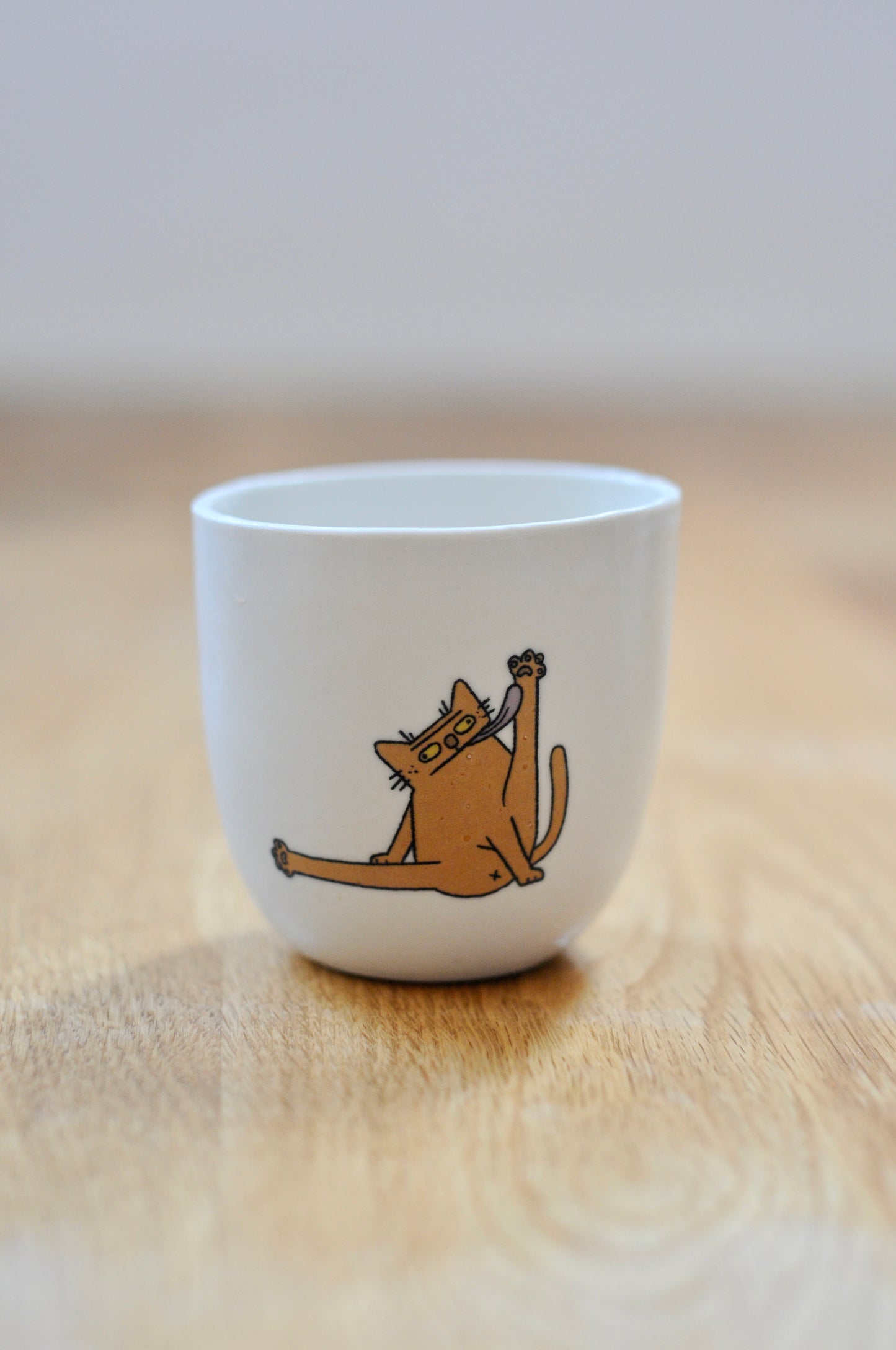 כוס עם דקאל של חתול שיתוף פעולה עם מיקי מוטס