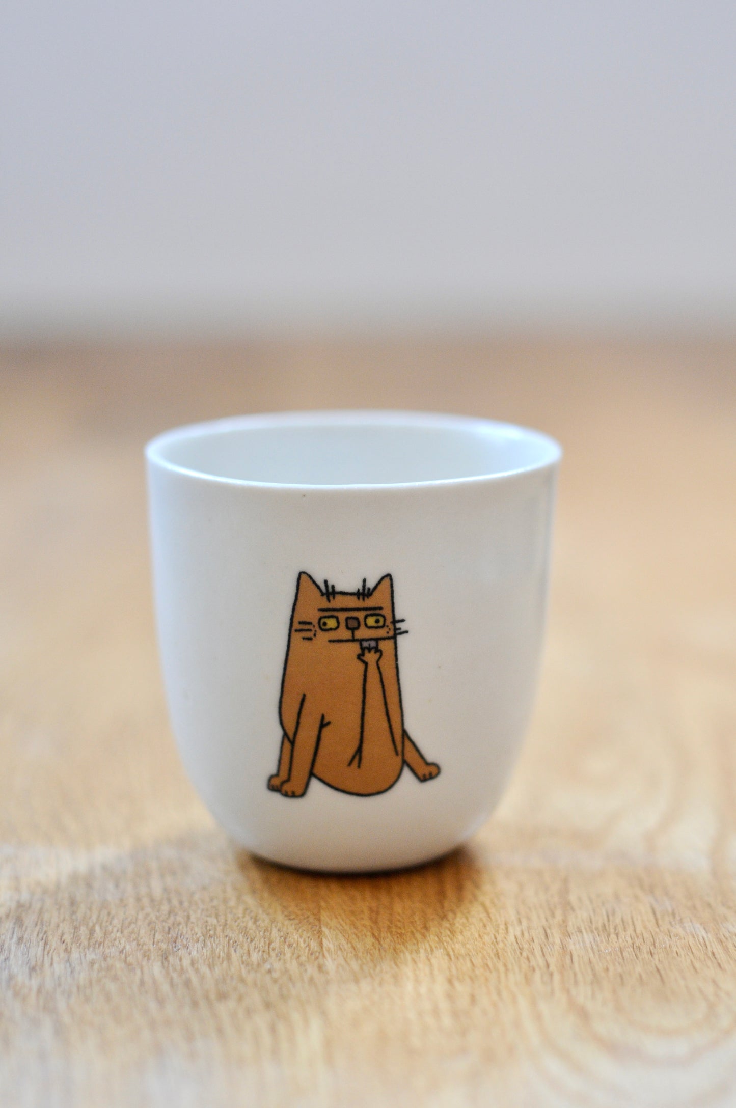 כוס עם דקאל של חתול שיתוף פעולה עם מיקי מוטס