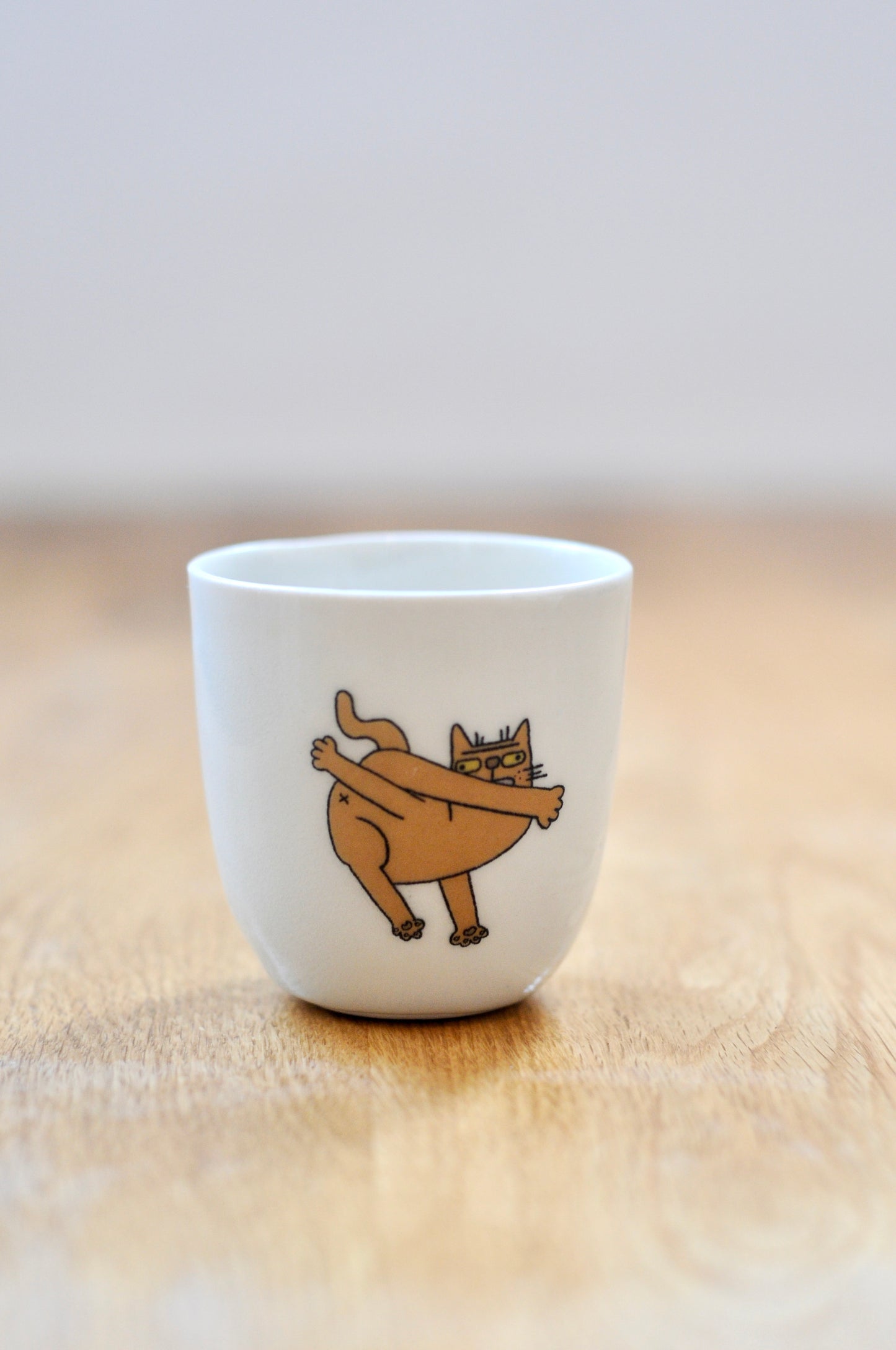 כוס עם דקאל של חתול שיתוף פעולה עם מיקי מוטס