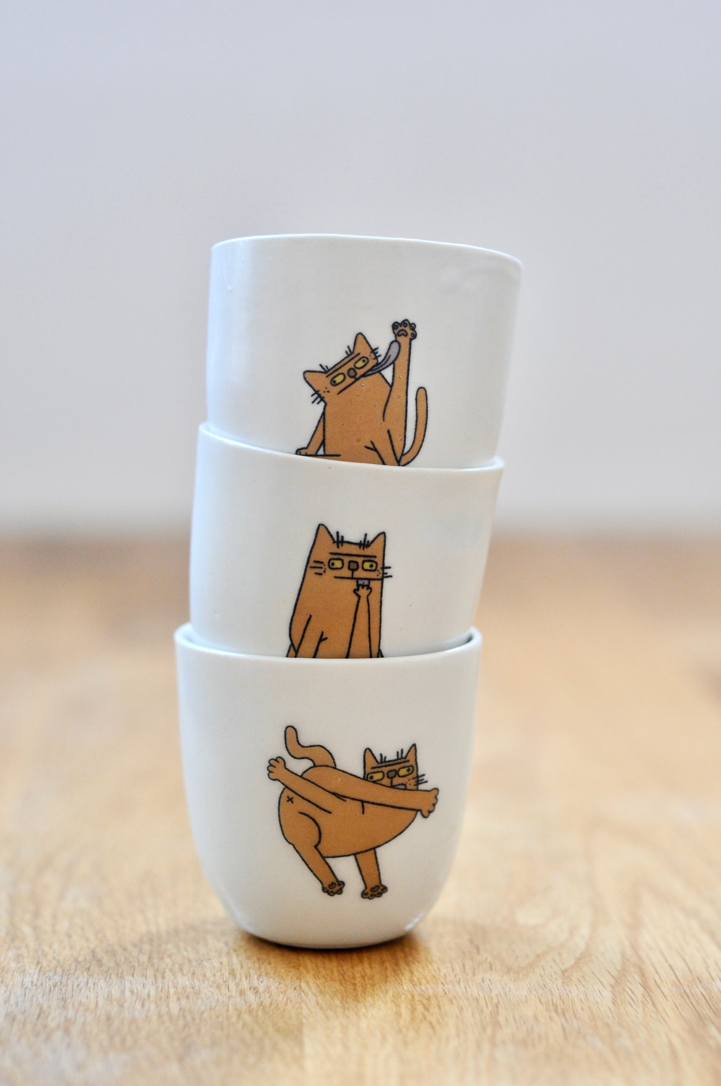 כוס עם דקאל של חתול שיתוף פעולה עם מיקי מוטס