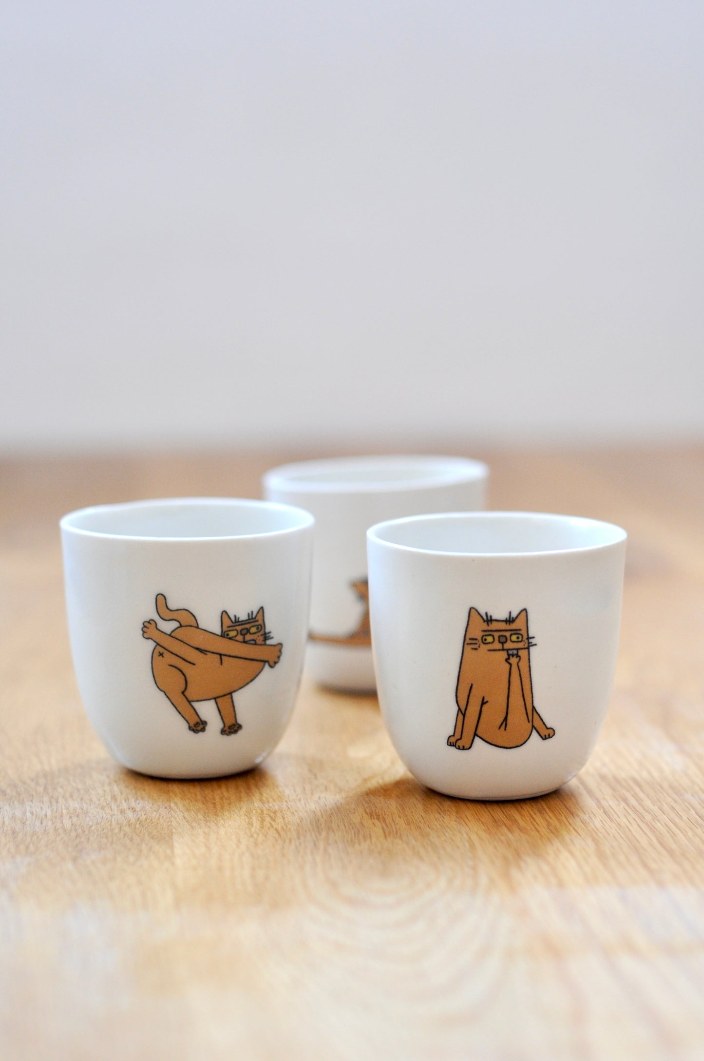 כוס עם דקאל של חתול שיתוף פעולה עם מיקי מוטס