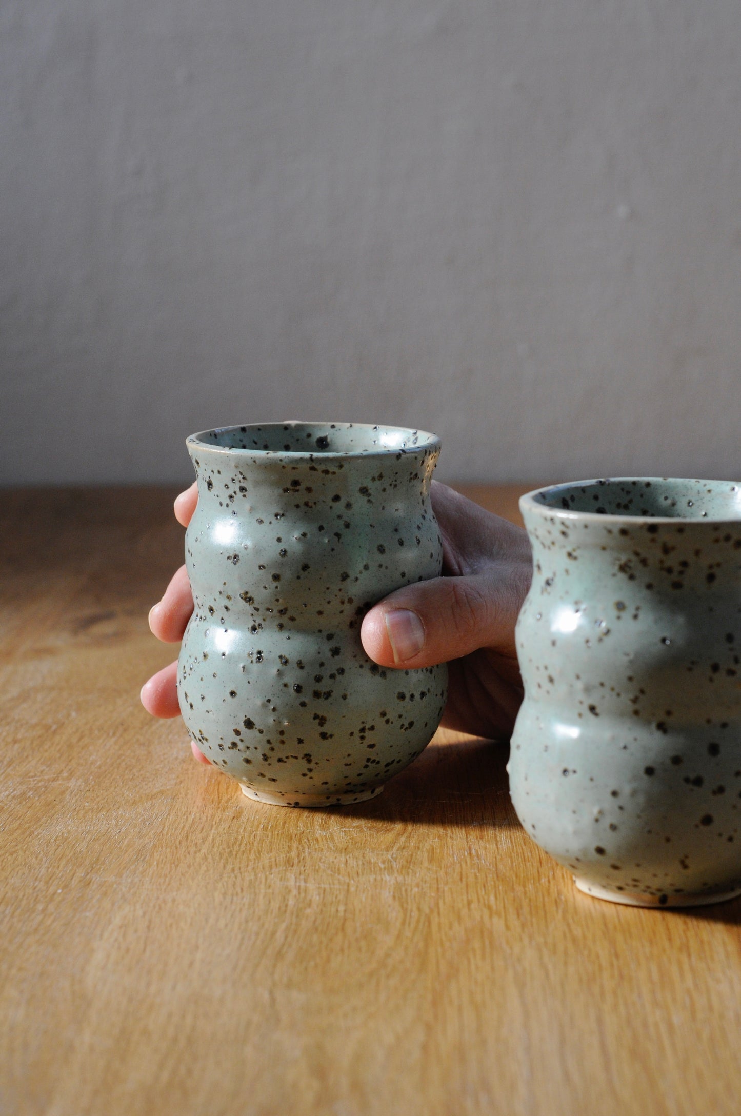 כוס מקרמיקה מנוקדת בבזלת טחונה - כחול