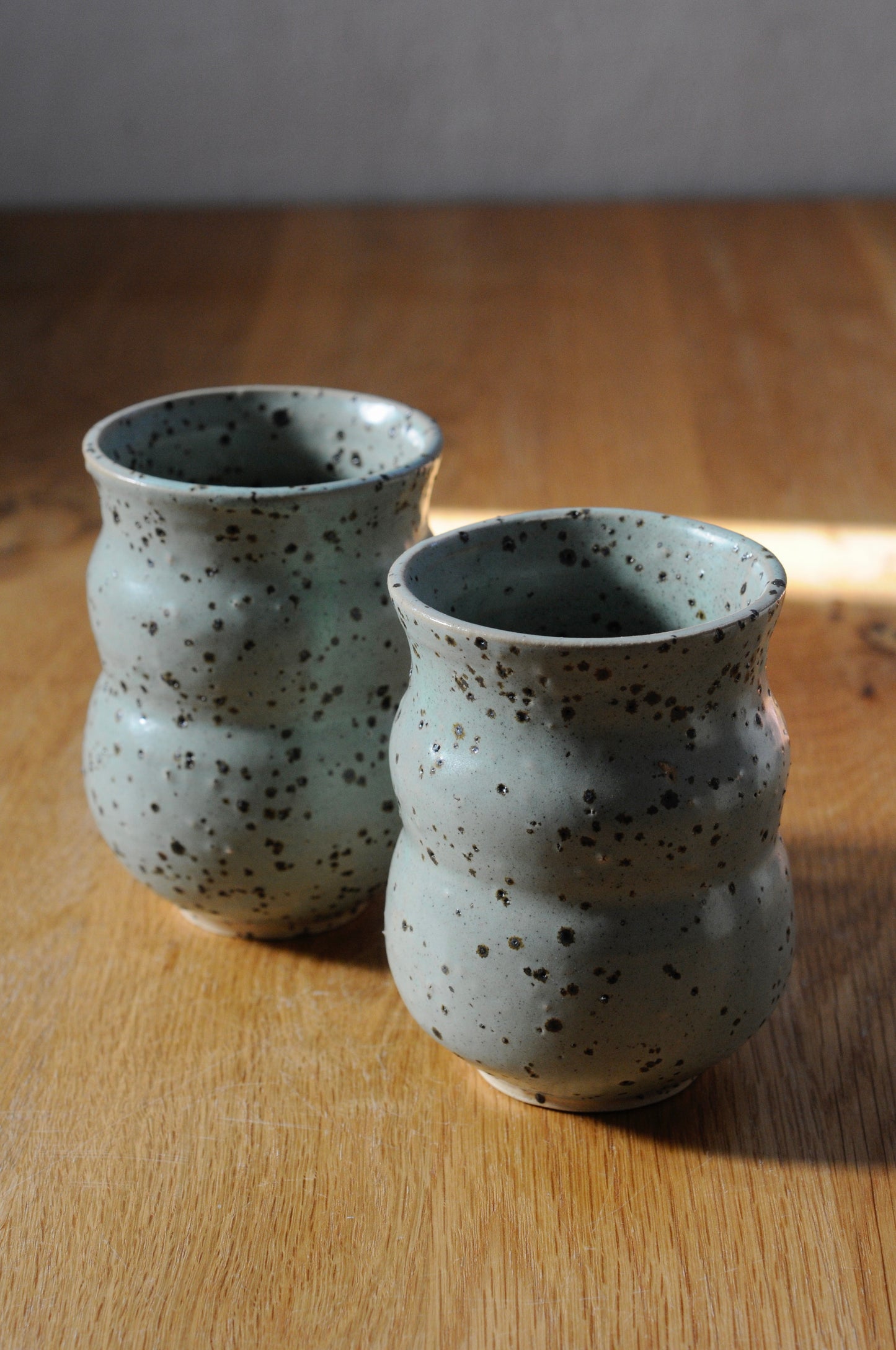 כוס מקרמיקה מנוקדת בבזלת טחונה - כחול