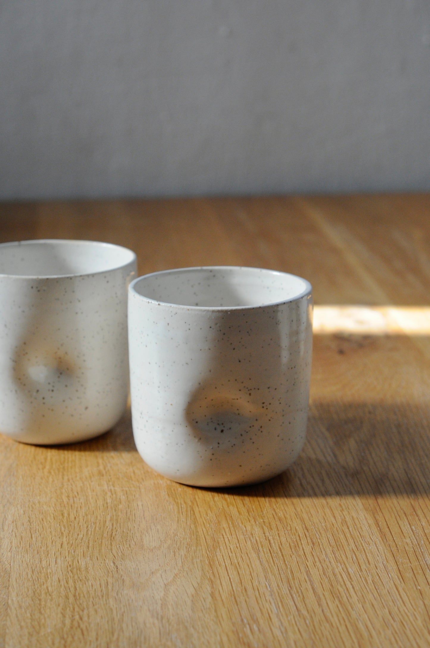 כוס עם מקום לאצבע מקרמיקה בעבודת יד