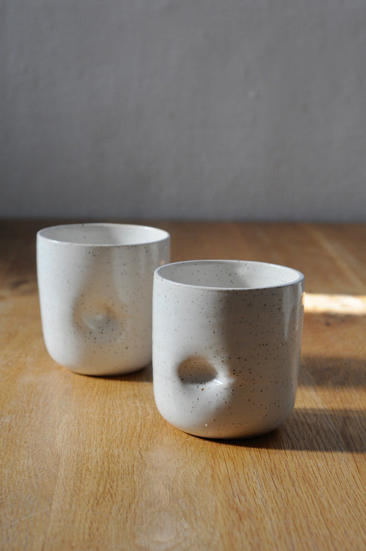 כוס עם מקום לאצבע מקרמיקה בעבודת יד