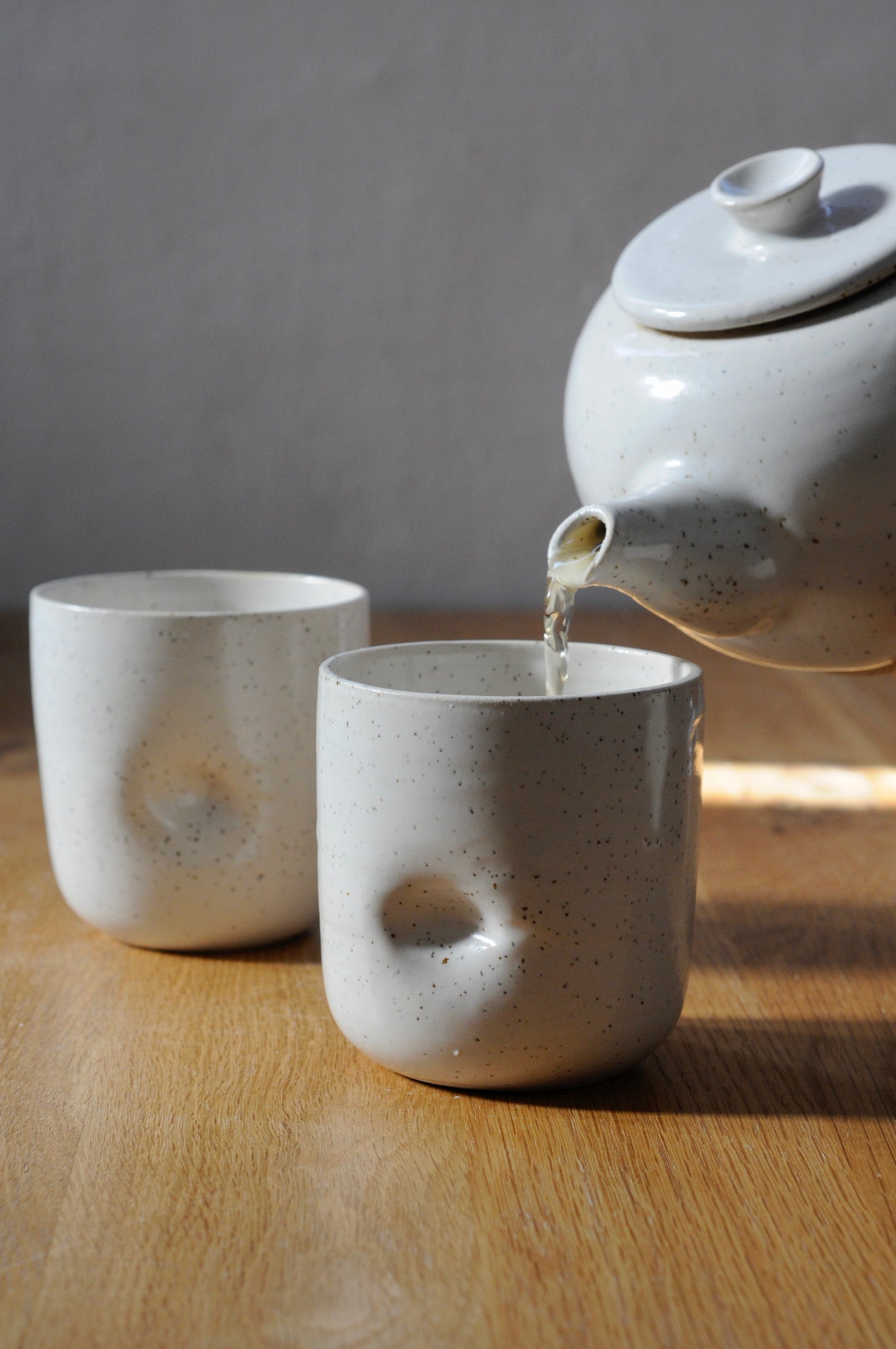 כוס עם מקום לאצבע מקרמיקה בעבודת יד