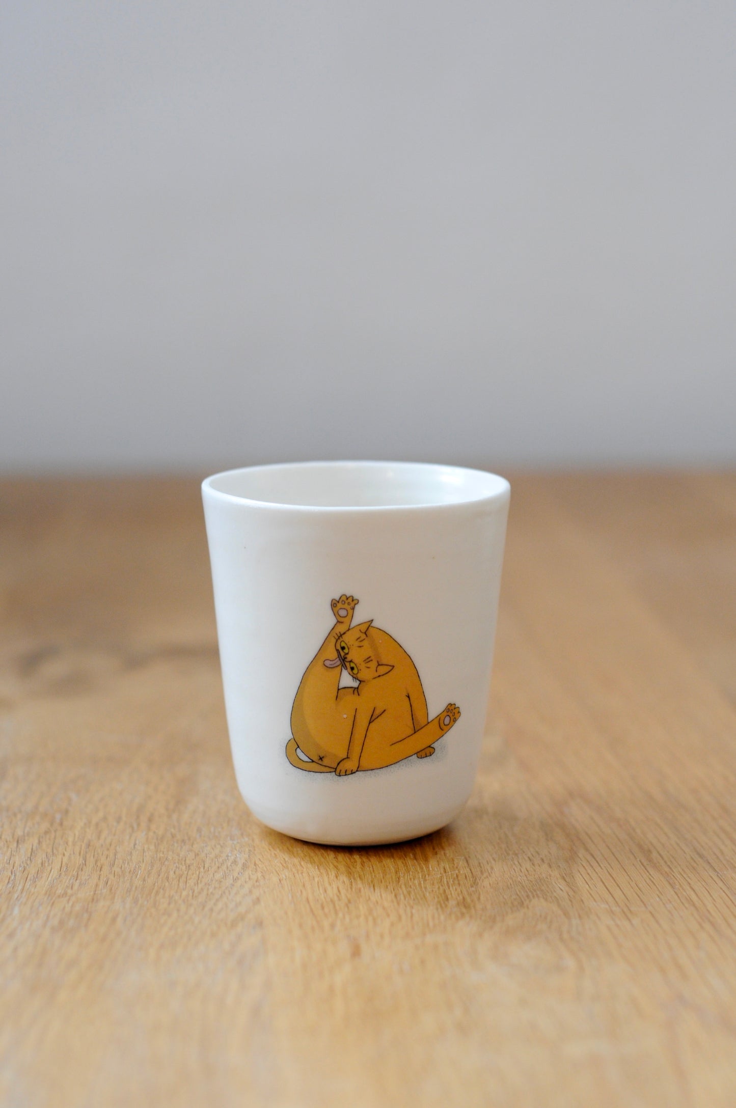 כוס עם דקאל חתול מתלקק