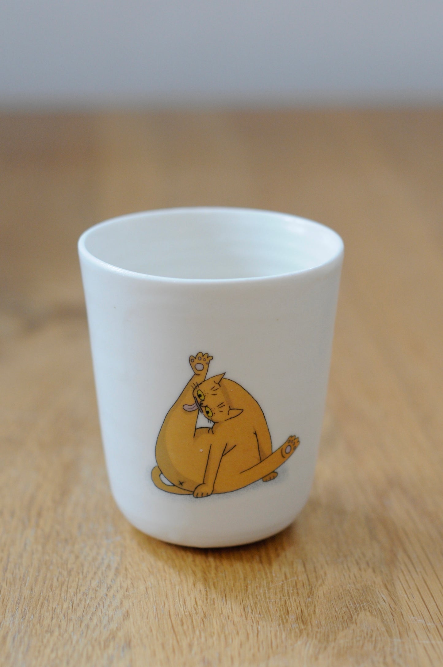 כוס עם דקאל חתול מתלקק