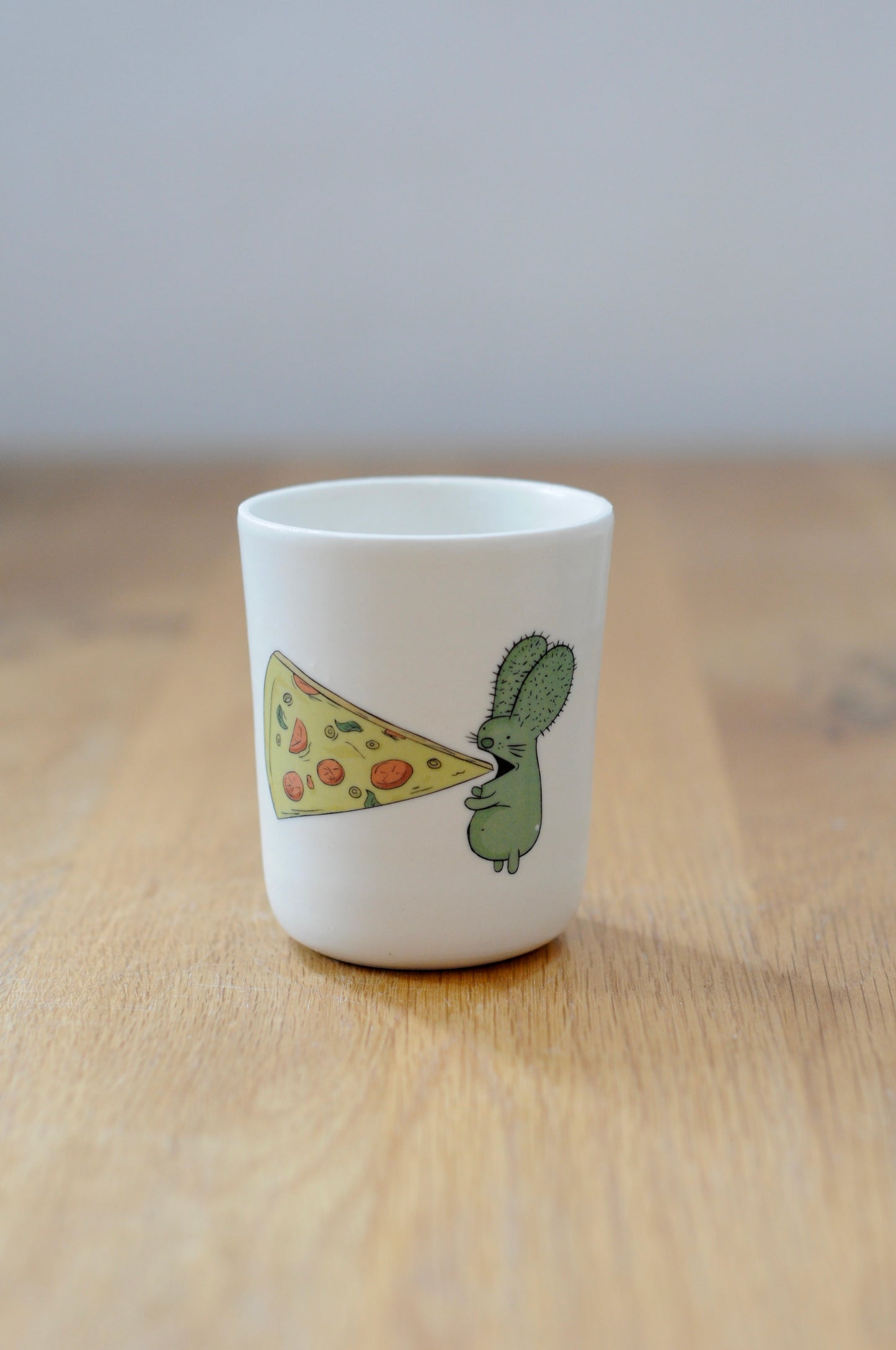 כוס עם דקאל רבטוס וקאמבר אוכלים פיצה