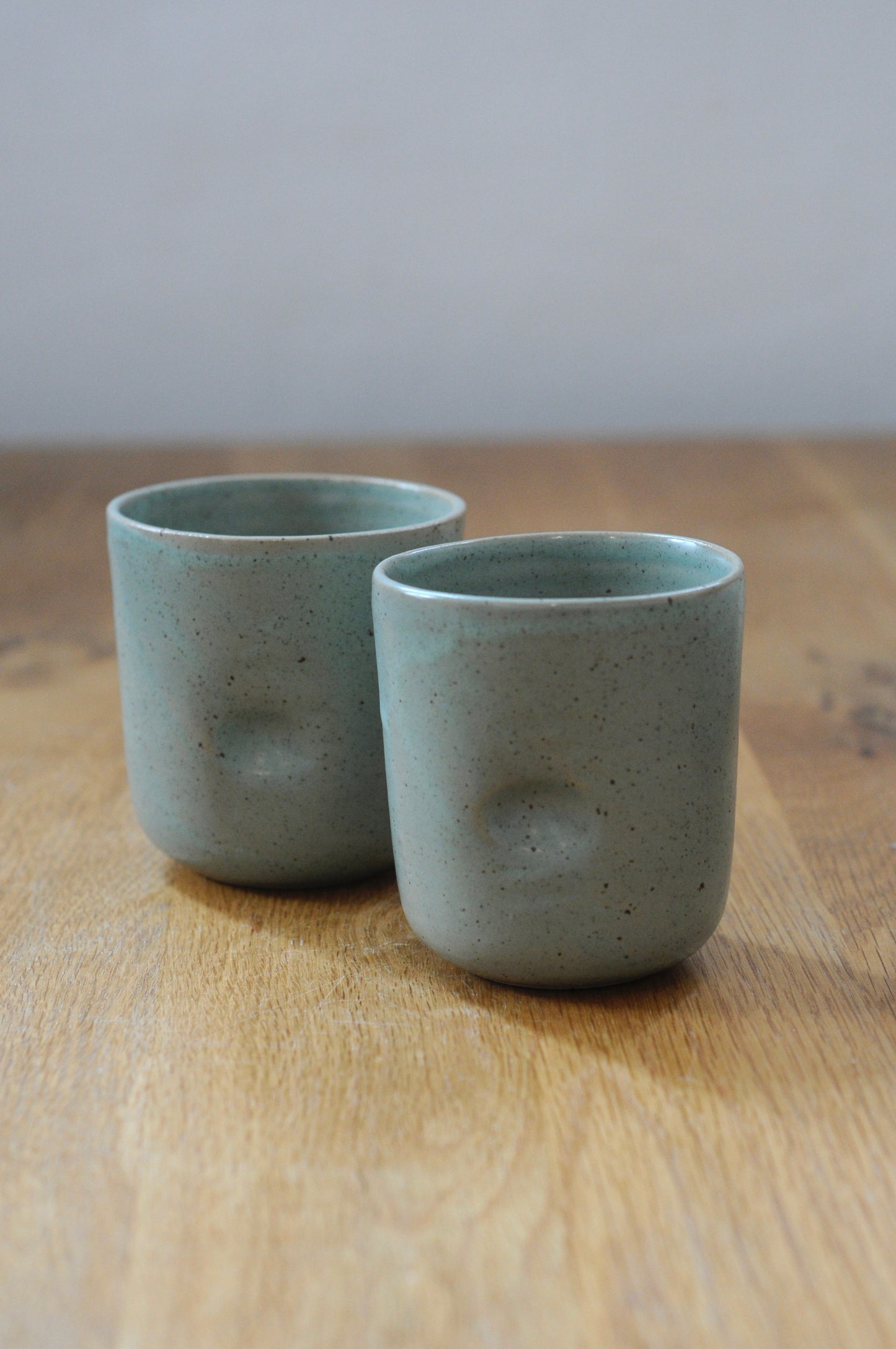 כוס עם מקום לאצבע כחולה מקרמיקה בעבודת יד