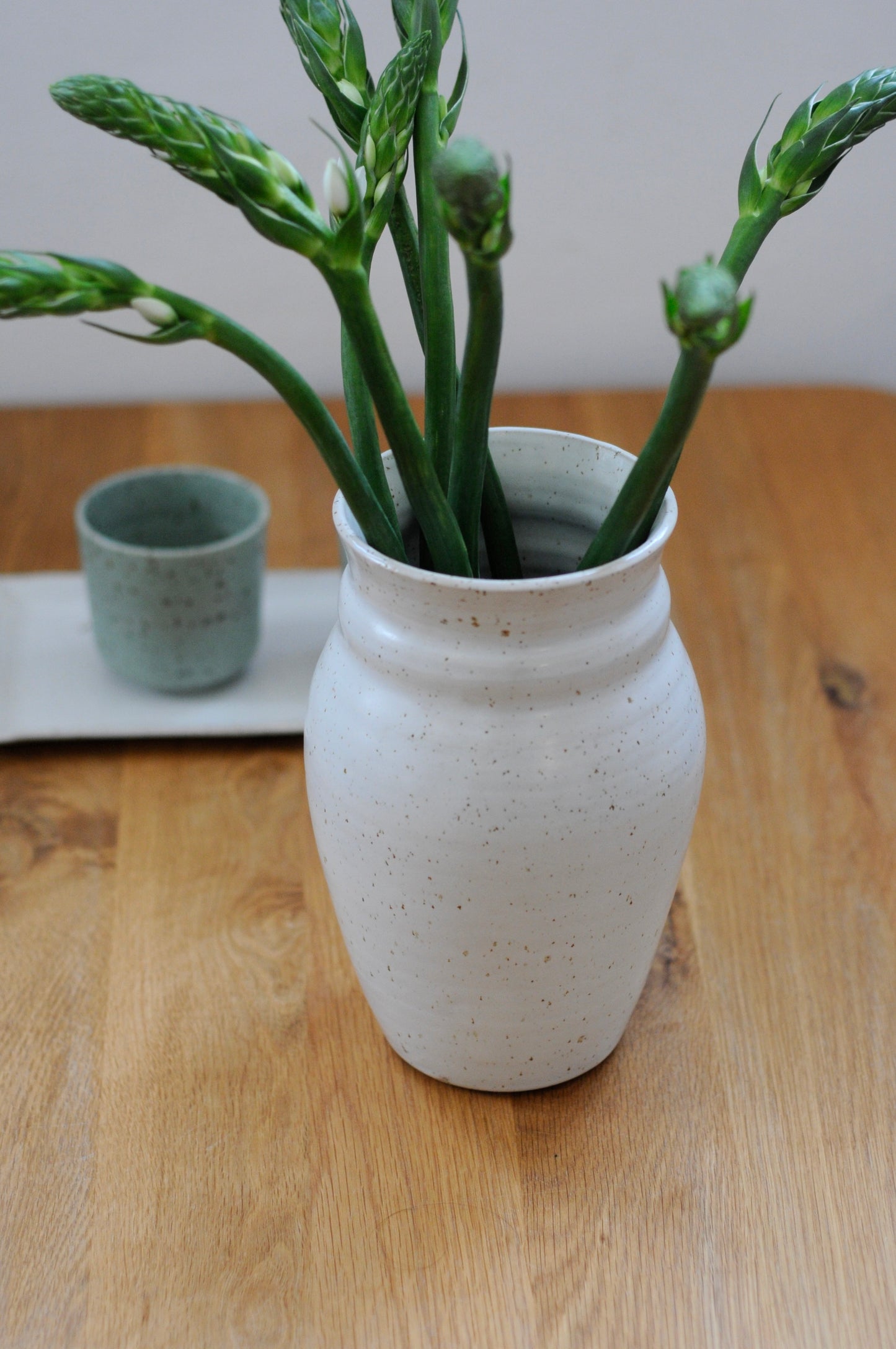 ואזה עם בזלת טחונה בגוף החימר