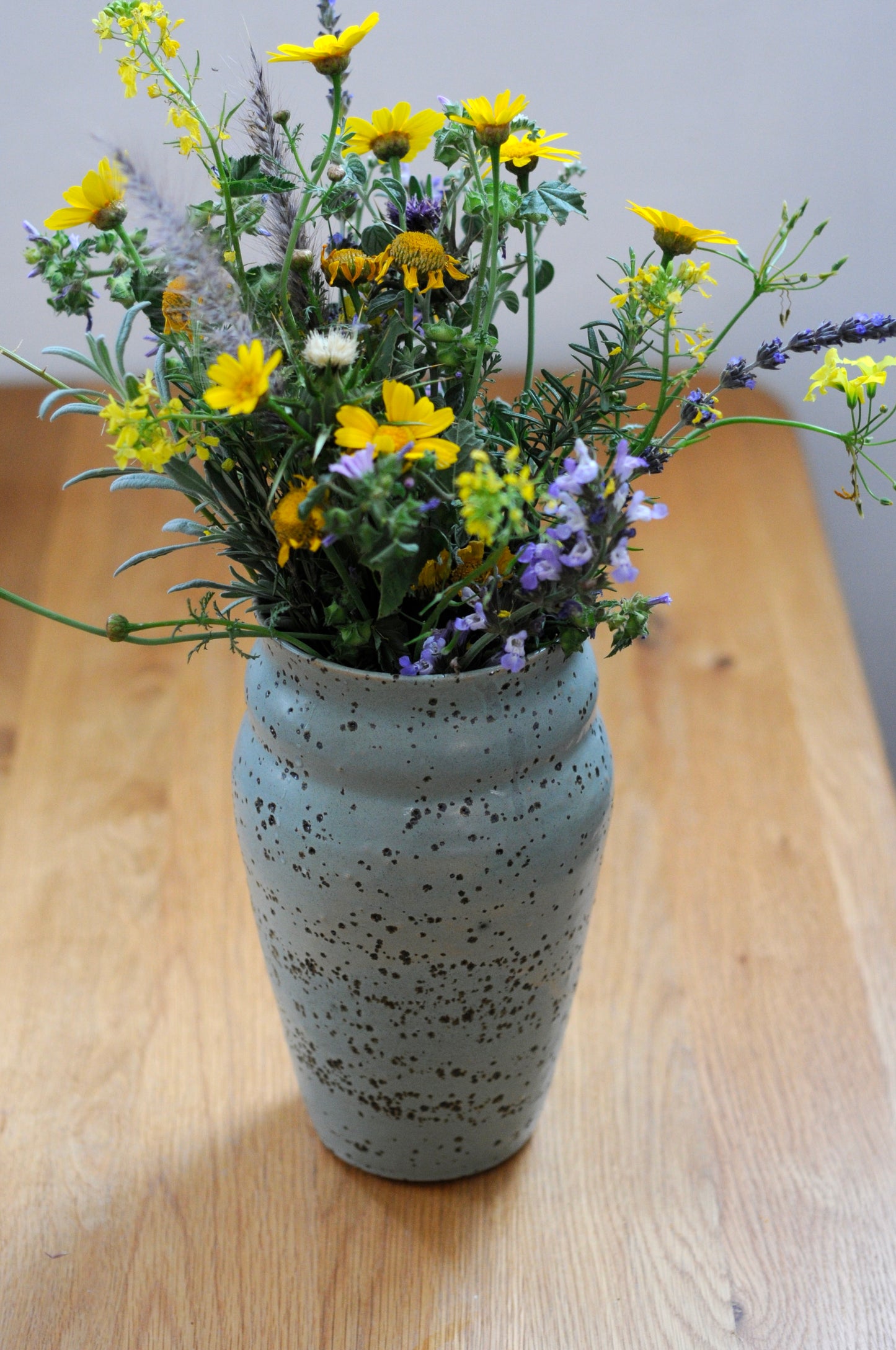 ואזה עם בזלת טחונה בגוף החימר