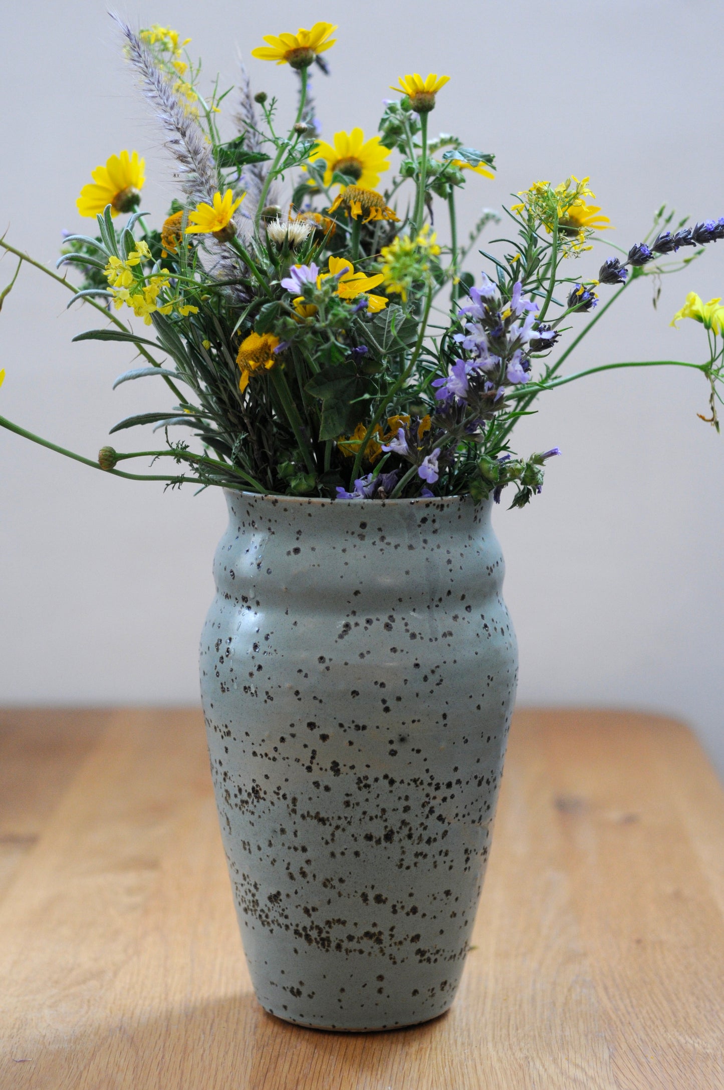 ואזה עם בזלת טחונה בגוף החימר