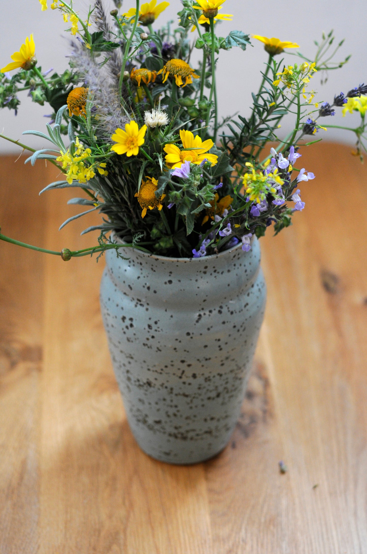 ואזה עם בזלת טחונה בגוף החימר