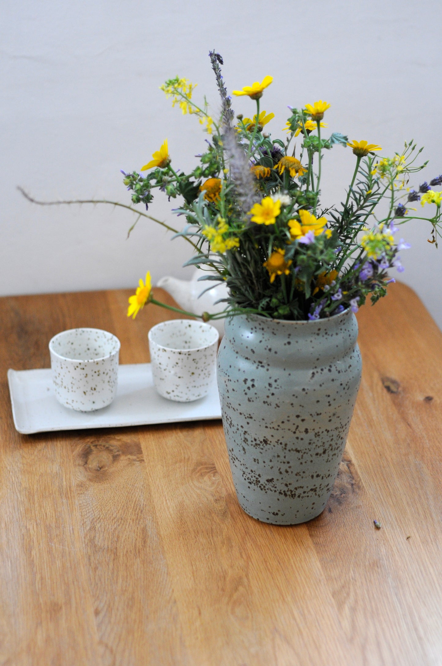 ואזה עם בזלת טחונה בגוף החימר